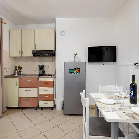 Apartment 1 Bedroom Nice In Gabonjin
