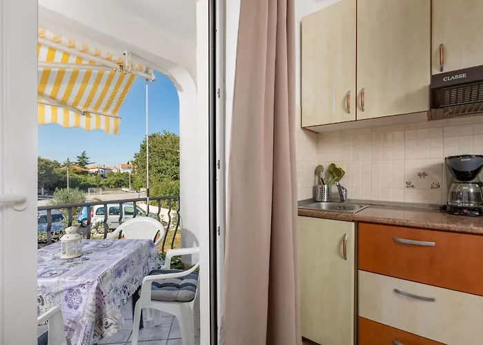 Апартаменты 1 Bedroom Nice In Gabonjin